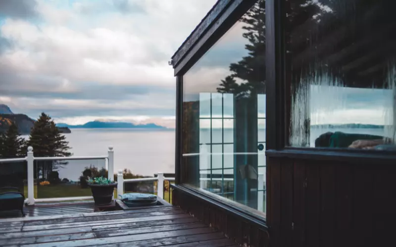 Una casa con cortinas de cristal.