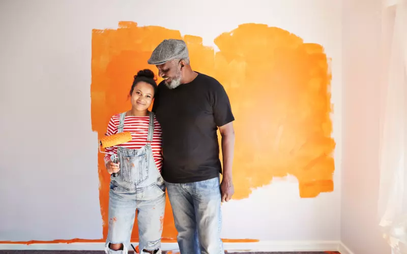 Pareja reformando su hogar