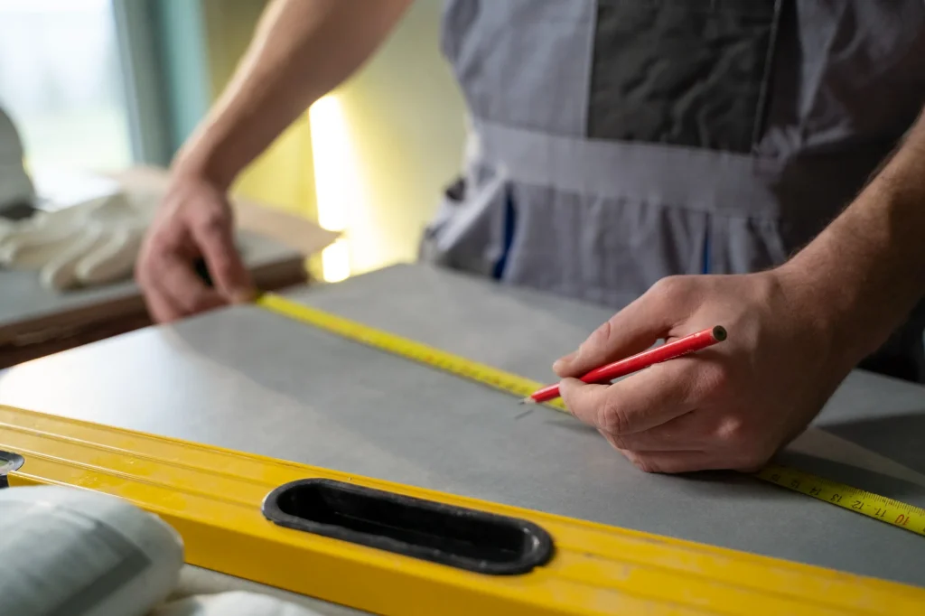 hombre aplicando revestimiento en una reforma