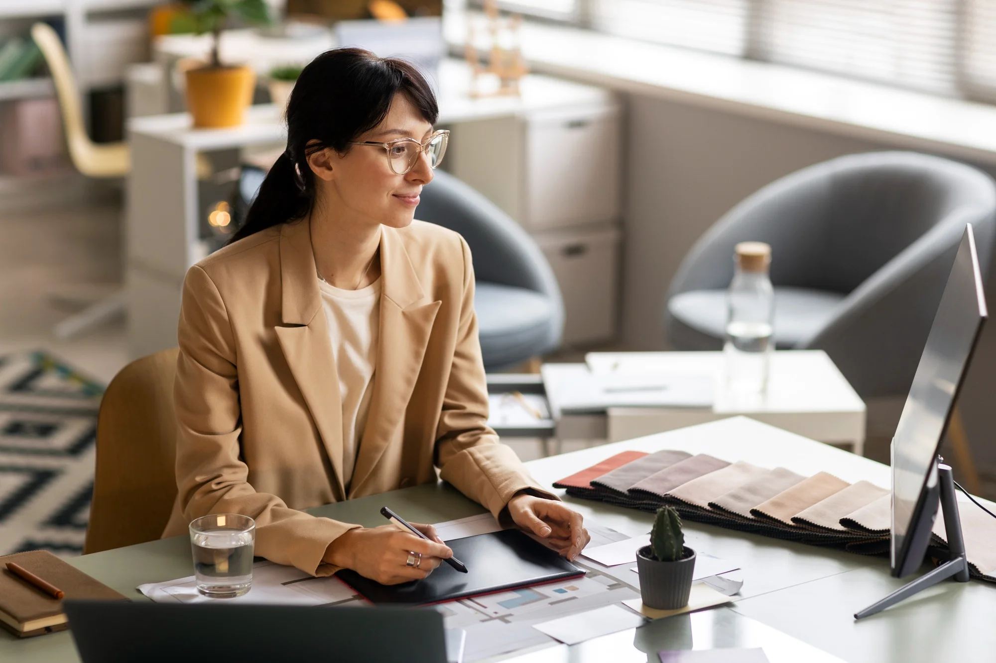 Reformas rápidas de baño en Madrid con instalación de plato de ducha y revestimientos modernos sin obras complicadas.
